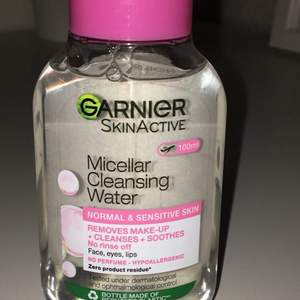 Säljer denna helt nya micellar cleansing water som man kan ta bort smink med. Säljer då jag aldrig använder den, köptes för ungefär 1 månad sen. Hör av dig om du vill köpa, kan skickas omgående💕frakten är 13kr