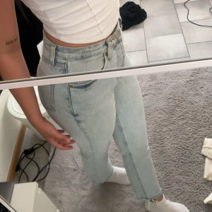 Zara jeans - Säljer mina blåa zara jeans i storleken 36, nästan aldrig använda men har blivit lite för korta, köpta för 599kr men säljer för 300kr💕
