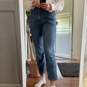 Jeans med brodyr - Dessa byxor är köpta på second hand men är i perfekt skick förutom en lagning på knäet, se bild 3. Storlek står inte i byxorna, jag är 175 som för referens. Jag skickar gärna mått på byxorna om du vill💗 Frakt på 79 kr tillkommer🍓 