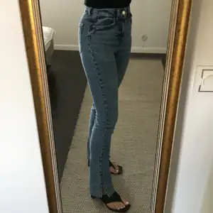 Supersnygga högmidjade jeans i stretch och med slits. Byxorna är uppsydda och passar mig som är 159, på bilden har jag klackar så de lägger sig fina över skorna även om du är längre än mig. Köparen står för frakt💕