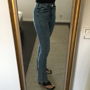 Jeans med slits - Supersnygga högmidjade jeans i stretch och med slits. Byxorna är uppsydda och passar mig som är 159, på bilden har jag klackar så de lägger sig fina över skorna även om du är längre än mig. Köparen står för frakt💕