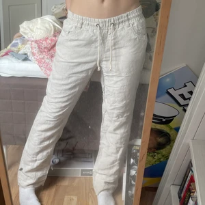 Linnebyxor - Beiga linnebyxor köpta second hand och saknar tyvärr märkeslapp. Supersköna och snygga, men tyvärr något korta på mig som är ca 175. Perfekta till sommaren