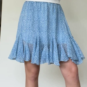 Kjol  - Blå somrig kjol! Säljer då jag har tröttnat på den! Köpte den för 250 och säljer för 100 kr! 