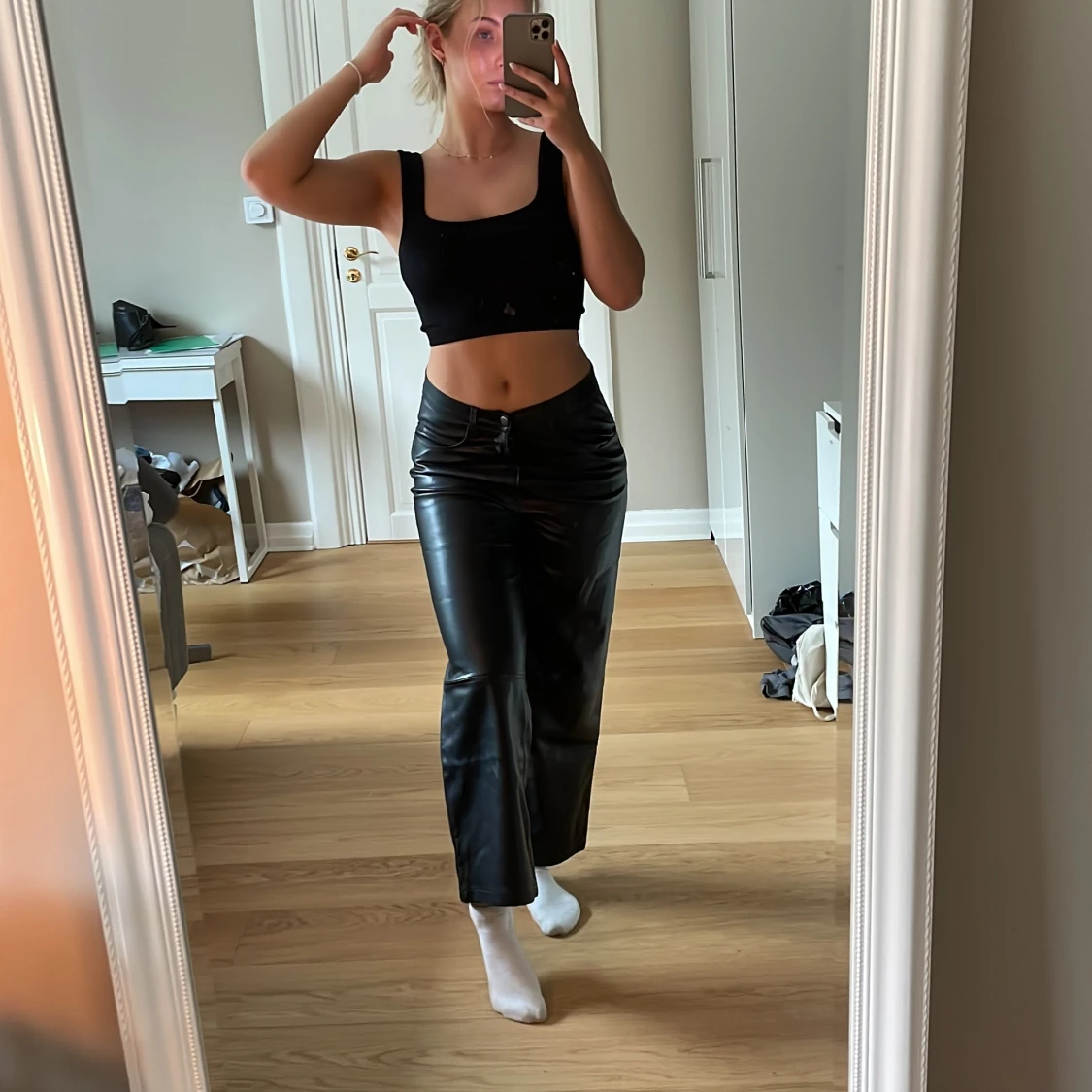 Wide leg fit byxor efterliknade läder