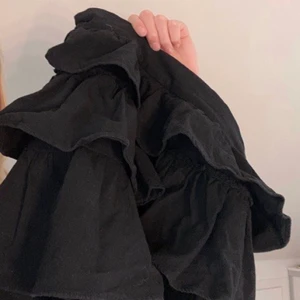 Svart volang kjol - Säljer min fina svarta volang kjol