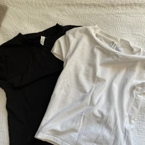 Hm svart o vit topp  - Säljer dessa två toppar för ett billigare pris än en o en, svårt o förklara men hursomhelst jag har inte amdvönt nån av dom det är bara pris lappen som har lossnat💗kom privat för fler bilder 