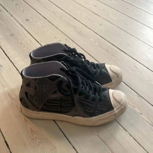 Converse  - Säljer dessa coola converse som är collabe med feng chen wang! Storlek 38! Kan självklart fraktas!📦💕