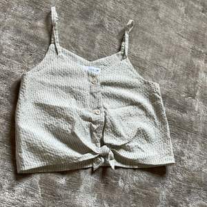 Ett fint Grå,vit randigt linne till sommaren,använt max 1 gång.🍓✨  