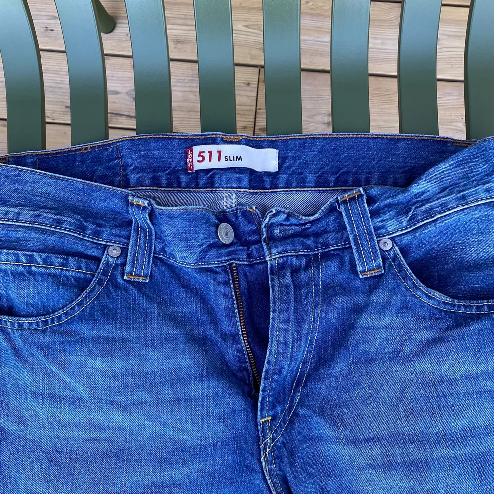 Ett par midrise levis jeans med raka ben. Köpta  second hand och i fint skick. Modell 511. Aldrig använda av mig. Passar bra på mig som brukar ha w28/l32 eller strl 38/M.  🥰. Jeans & Byxor.