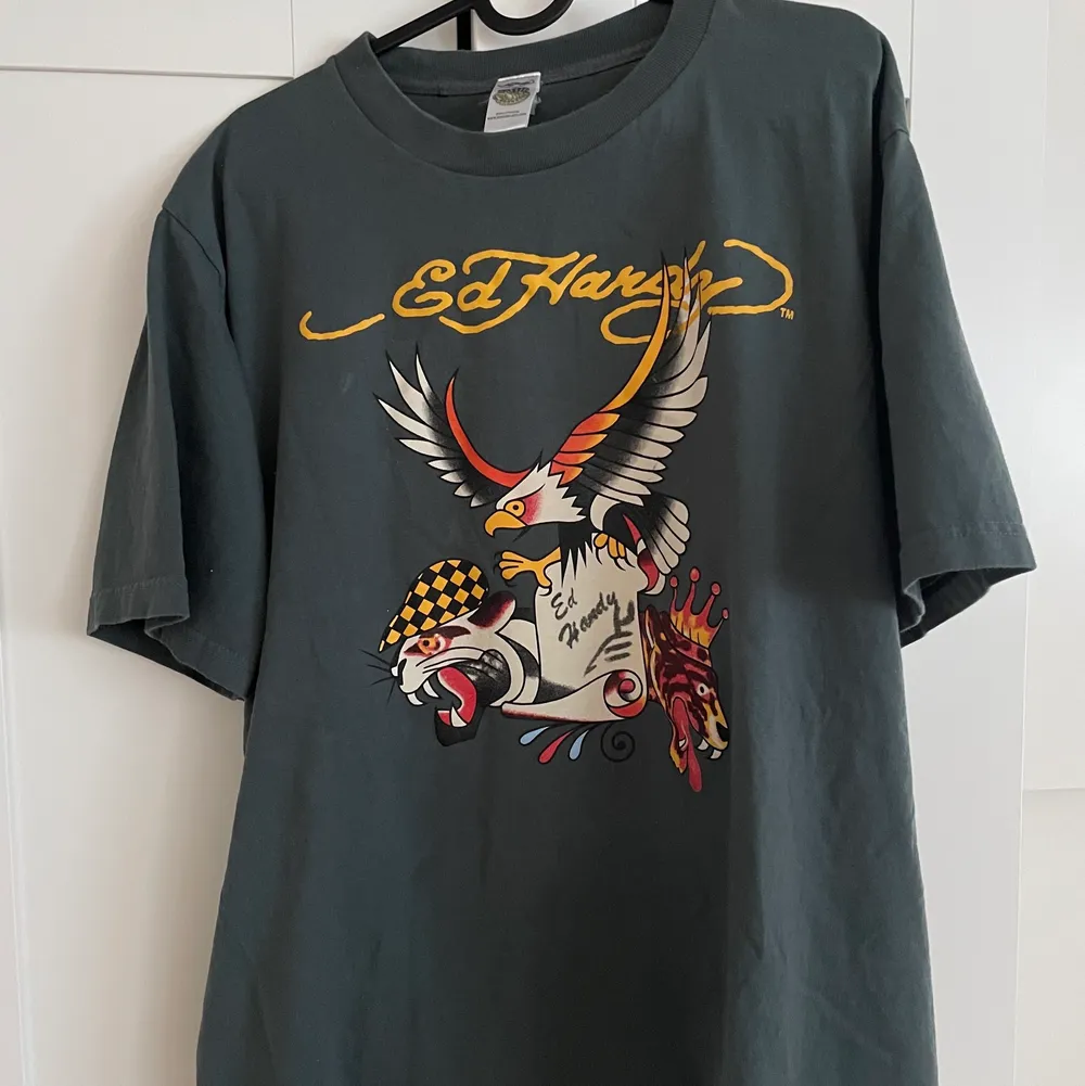 Ed Hardy T-shirt med tryck fram och text bak. 8/10. T-shirts.