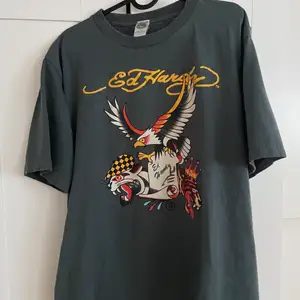 Ed Hardy T-shirt med tryck fram och text bak. 8/10