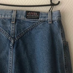 Jeans ozark mountain  - Supersnygga ozark mountain-jeans med långa ben. Sitter perfekt snyggt över skorna på mig som är 176 cm. Höga i midjan  Bredd i midja:36cm. Längd utsida ben: 106,5cm. Längd insida ben: 84,5cm