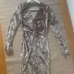 Klänning  - Klänning 