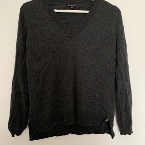 Mörkgrå pullover - Finstickad pullover. Mörkgrå och perfekt att ha som pullover till sommaren. Fint skick, har ett litet hål, men märks inte av. 