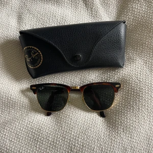 Ray-Ban Clubmaster - Bruna bågar med svart glas och guldiga detaljer, något mindre i modellen, minns inte vilken storlek dock, finns mindre repor på ena sidan av glaset, gott skick annars!