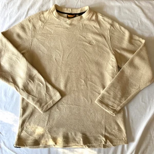 Fleece timberland beige  - Fleece från timberland, fint skick, osäker hur man stryker sånt material så gjorde det ej men skrynklorna går säkert lätt att få bort 
