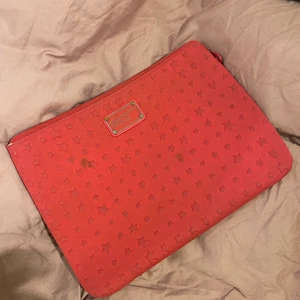 Datorfordral från Marc Jacobs  - Rosa datorfodral från Marc Jacobs💘 bild 2 visar den rätta färgen. Lite smutsig men kan bli som ny om man tvättar den