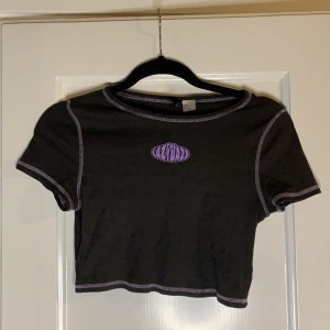 T-shirt  - Tshirt från H&M, använd endast 1 gång🥰