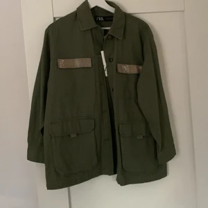 Militärjacka, Zara - Grön militärjacka med pärlor ifrån zara, prislappen kvar, i strl s, helt slutsåld på hemsidan, ordinarie pris 559kr, säljer för 179kr+frakt 💓
