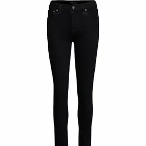 Storlek: W26 L32 Nudie jeans, svarta, skinny jeans & high rise. Knappt använda. Köptes för 800 kr, säljer de för 200 kr för de är för långa.