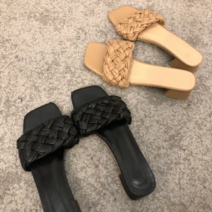 Svarta och beige klackar - Säljer ett par beige och ett par svarta klackar från Shein i storlek 40&41. De är för stora på mig därav säljer jag de.