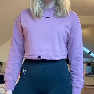 Nike crop top - Säljer sweatshirt crop top från Nike i storlek S. 