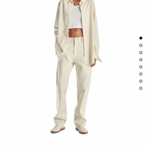 ZARA byxor - Byxor från Zara med fickor på sidan. I strl 40. Har haft på mig dom i cirka 4 minuter tills jag insåg att de va för små för mig tyvärr… därav är lappen borta men är precis som nya!  Köpta för 559:-