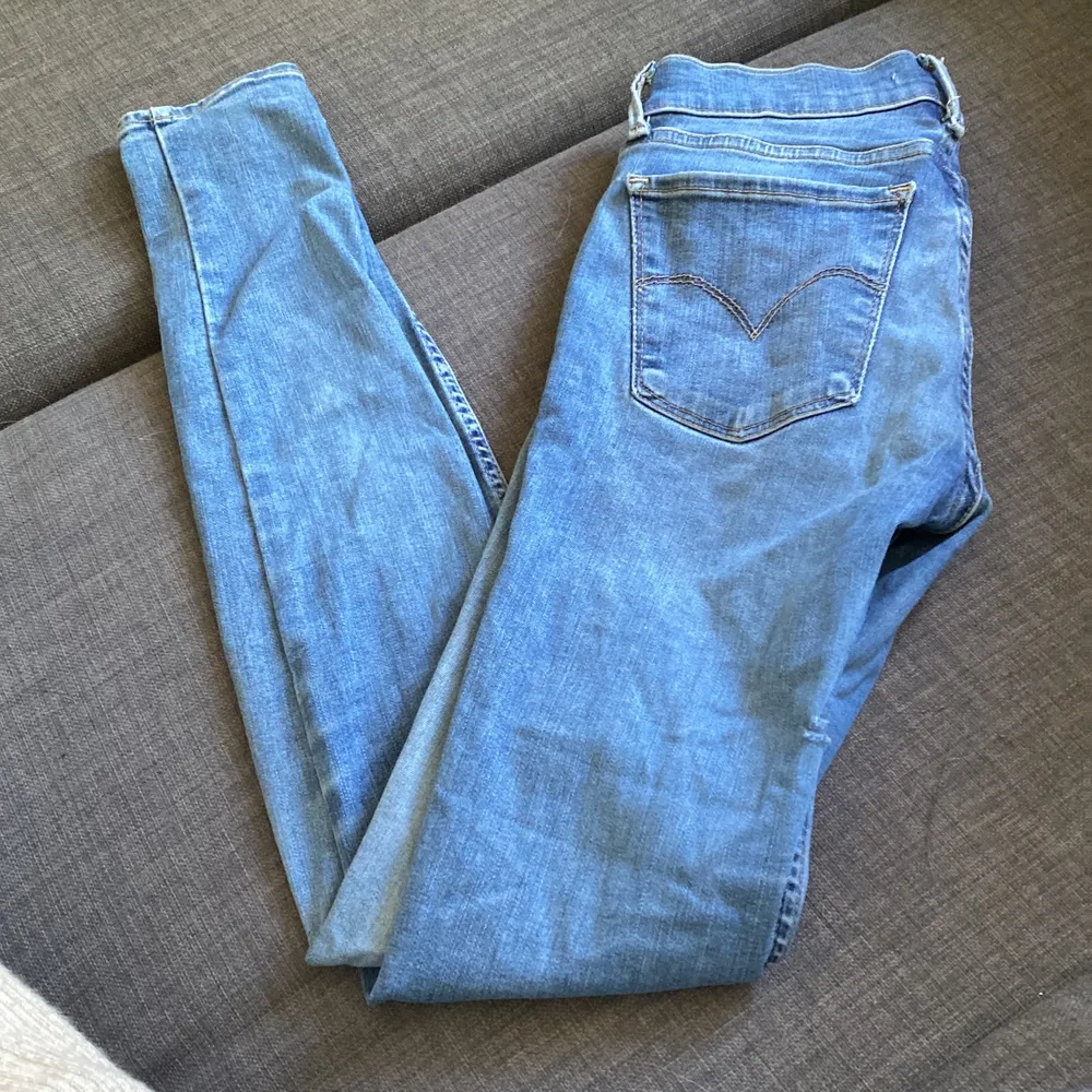 Levis jeans i modellen super skinny 710, storlek 26. Jeansen är slitna (se bild) därav priset Möts i Stockholm . Jeans & Byxor.