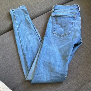 Levis jeans i modellen super skinny 710, storlek 26. Jeansen är slitna (se bild) därav priset Möts i Stockholm 