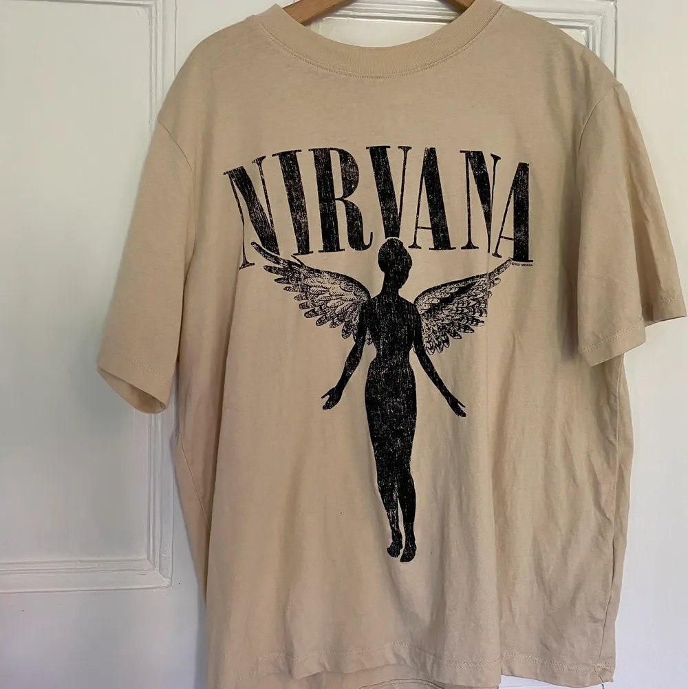 Nirvana t shirt i en beige färg, helt ny. T-shirts.