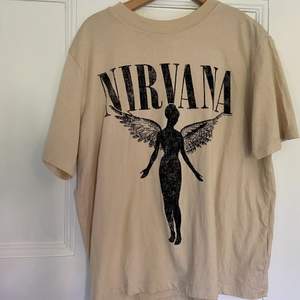 Nirvana t shirt i en beige färg, helt ny