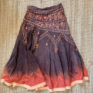 Kjol - Jättefin tiedye kjol!!!! Mega mega mega fin men kommer inte till användning! Köparen står för frakt! Skriv vid frågor eller önskemål om fler bilder! :))