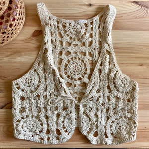 Virkad topp - SÄLJER INTE MED KÖP NU FUNKTIONEN! Sååå fin virkad, ”smutsvit”/vit-beige, topp! Använts men i fint skick, säljer för att jag tror någon annan kan ha bättre användning för den! Köparen står för frakt! Skriv vid frågor eller önskemål om fler bilder! :))🐒