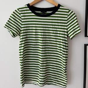 Randig COS t-shirt. Perfekt nu till sommaren 💚🤍💙 grönvita ränder och mörkblå runt kragen. 100% bomull