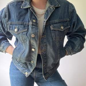 Vintage jeansjacka i storlek 164 (barnstorlek) men skulle säga att den sitter som en S/M. Perfekt skick! 💙