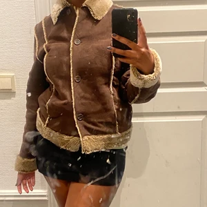 Brun och beige pälsjacka! - Säljer världens mysigaste och finaste pälsjacka eftersom den inte kommer till användning längre!