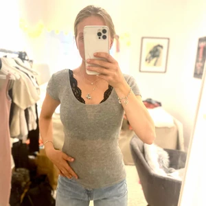 Enkel t-shirt  - U-ringad, djup u-ringning bak. 