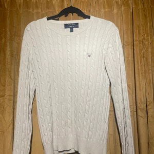Gant tröja - Vit kabelstickad tröja från Gant! Storlek M.