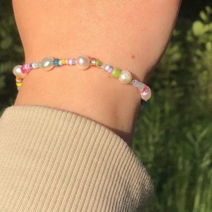 Armband 🌸 - Pärlat armband i färgglada färger med äkta sötvattenspärlor 65kr frakten ingår i priset 🌸🌼💗