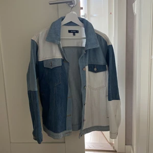 Blockfärgad jeansjacka Missguieded  - Blockfärgad jeansjacka köpt från Asos men från märket Missguided i storlek EU 38. 