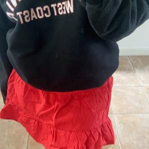 Gullig liten röd kjol från bershka som jag aldrig har använt tyvärr!! Storlek M men skulle säga att den kan passa en S också. Säljer för 95kr+frakt