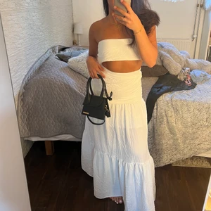 Vit set - Jätte fint set med bandeau top & voulang kjol💕 aldrig använt, strl M men passar S osv🌸 100kr plus frakt