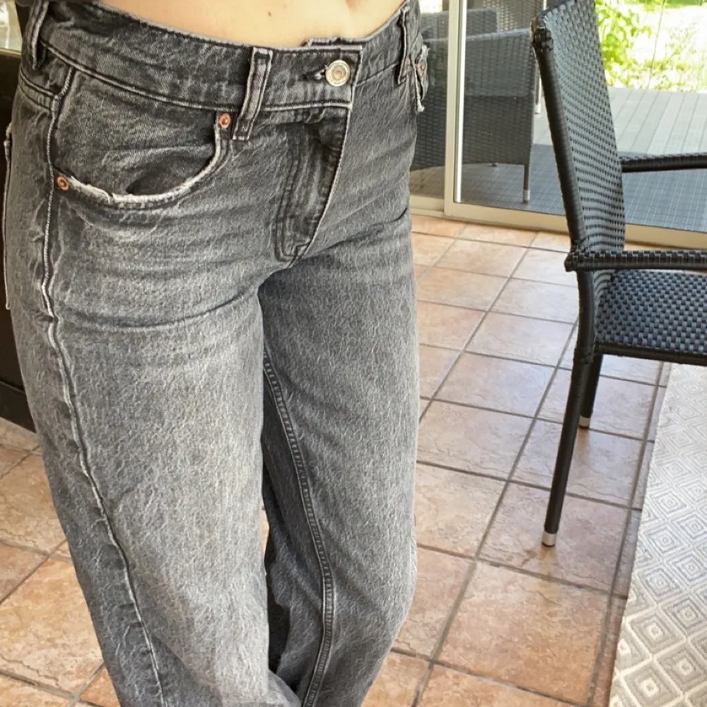 Säljer mina gråa mid rise jeans från zara som inte kommer till användning längre då dom börjar bli för små. Bra skick och passar helt okej i längden för mig som är 176cm💗 . Jeans & Byxor.