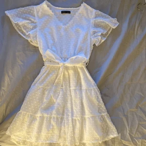 Vit klänning  - Vit fin sommarklänning eller skolavslutninggsklänning❤️ Aldrig använt på grund av att den inte passat så bra❤️