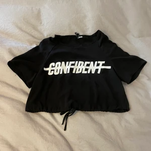 T-shirt -  Kortare T-shirt med snörning längst ner. Har du funderingar är det bara att höra av sig☺️