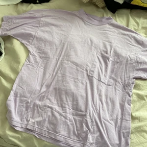 Oversize t-shirt strl xs - Säljer denna oversize lila t-shirten i strl XL. Superbra skick! Säljer för 50kr + frakt⭐️🌺