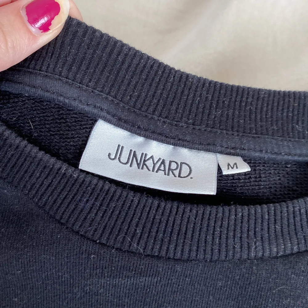 Säljer denna jättesnygga sweatshirten från junkyard i strl M. Superbra skick! Säljer för 150kr + frakt⭐️🫶🏼. Tröjor & Koftor.
