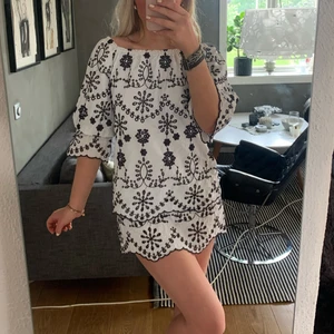 Zara klänning❤️ - Väldigt fin zara klänning köpt för ca 5 år sen men knappt använd💓💓går över att ha off-shulder! Jag är 173 cm☺️Köparen står för frakt!