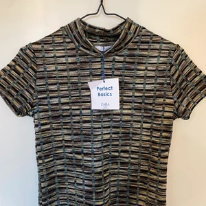 Zara topp storlek small - Säljer denna fina topp från zara i storlek small. Aldrig använd och lappen är kvar. Buda i kommentarerna, bud startar på 80kr