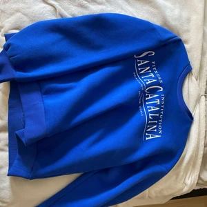 Blå sweatshirt  - Säljer denna tröja för den aldrig har kommit till användning den är som ny. Om du har fler frågor skriv privat